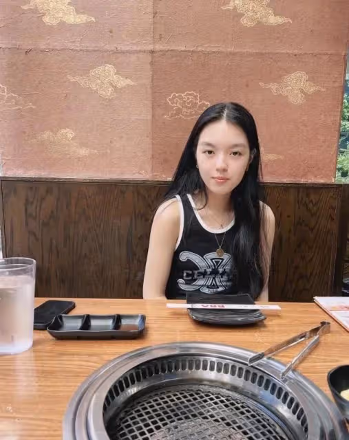 李詠女兒穿露臍裝秀身材,五官精緻高級似混血,不進娛樂圈可惜了