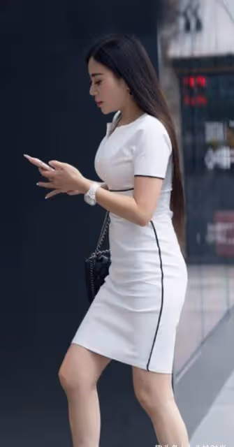 白色緊身包臀裙，詮釋凹凸有致的好身材，穿出涼爽輕鬆的感覺