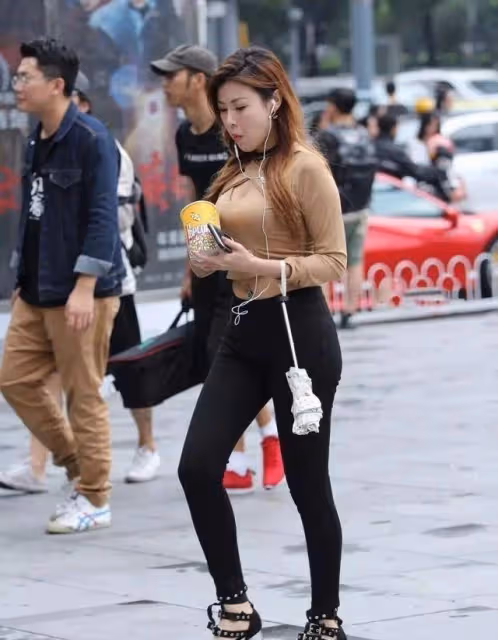 貼身提臀的打底褲，選擇簡單個性的著裝，襯托氣質