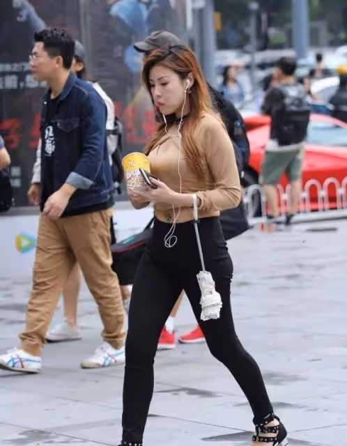 貼身提臀的打底褲，選擇簡單個性的著裝，襯托氣質