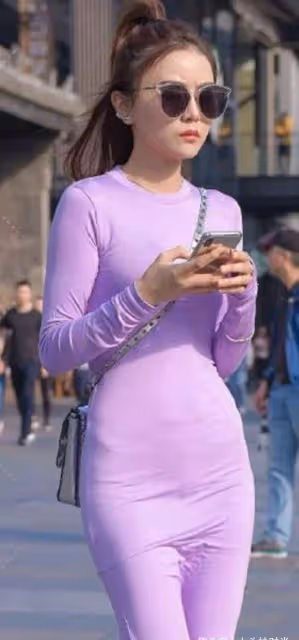 紫色修身包臀裙，時尚高級又不失小性感，完美演繹女神風采