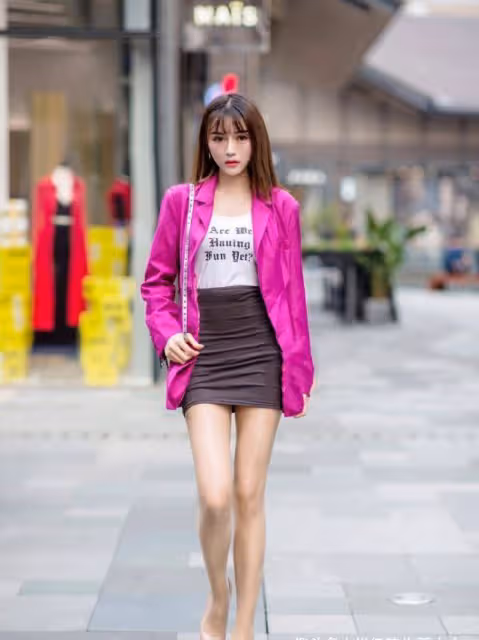身材高瘦的女人，多嘗試包臀裙，時尚性感兩不誤