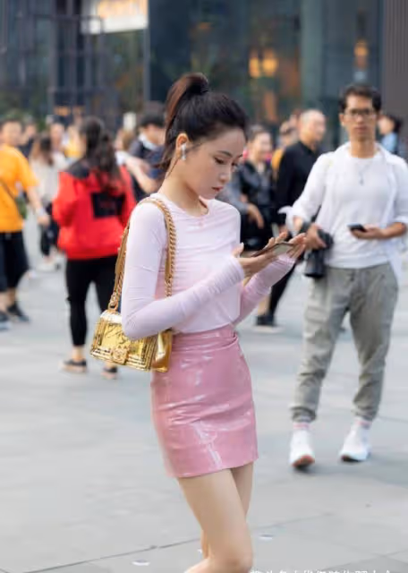 身材高瘦的女人，多嘗試包臀裙，時尚性感兩不誤