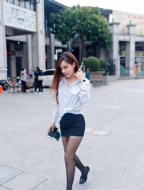 身材高瘦的女人，多嘗試包臀裙，時尚性感兩不誤