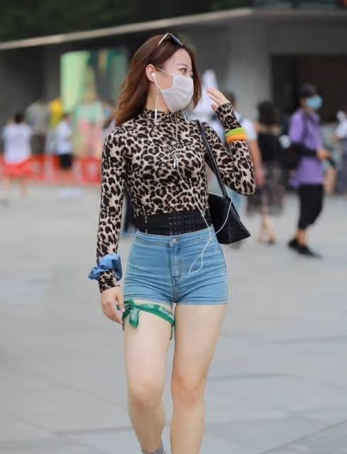近看豐潤的打底褲美女，看起來特別舒適，提臀顯瘦
