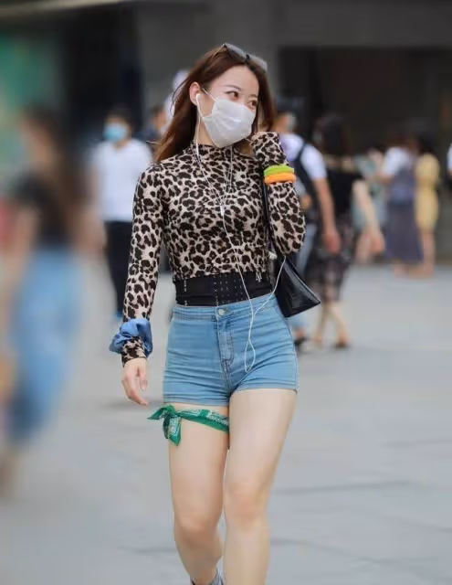 近看豐潤的打底褲美女，看起來特別舒適，提臀顯瘦