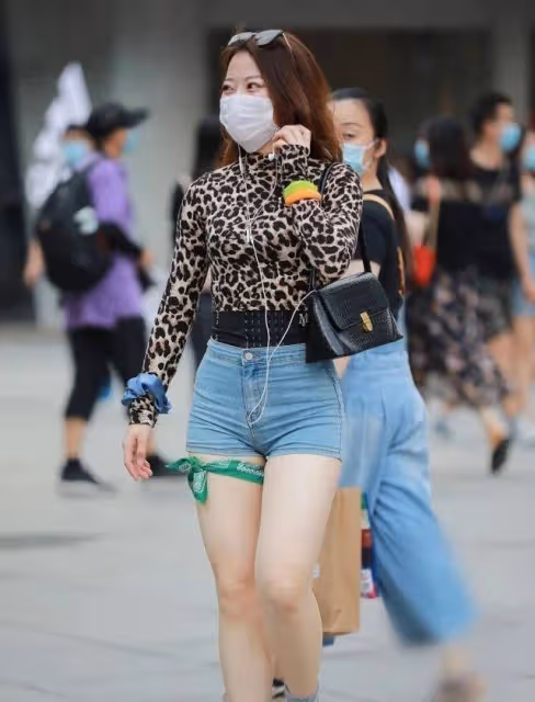 近看豐潤的打底褲美女，看起來特別舒適，提臀顯瘦