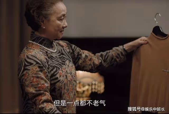 《人生之路》穿上名牌衣，化上淡妝的巧珍，美成了高加林的理想型