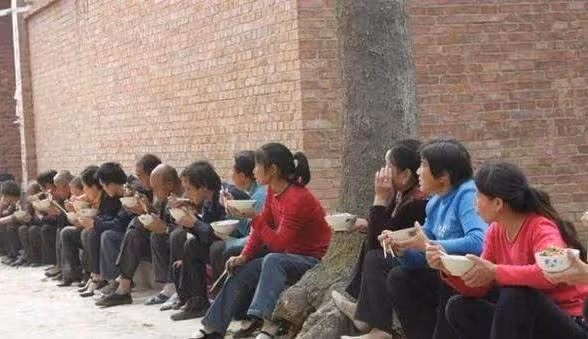 十年前婆婆不管兒媳,現在兒媳不管婆婆,卻被人戳脊梁骨說成不孝
