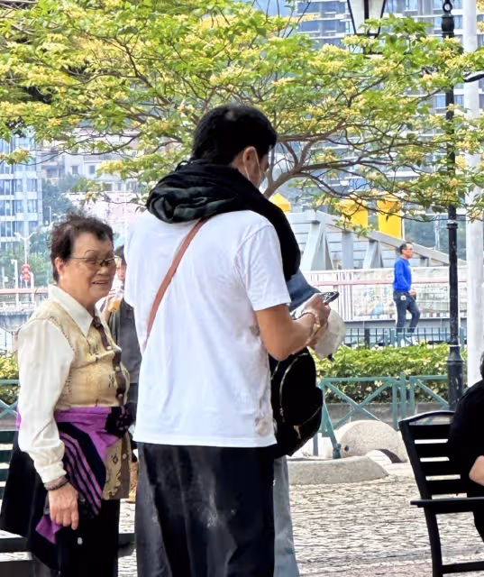 費曼澳門被偶遇,吳鎮宇假裝聽不見打招呼被指耍大牌,獲網友澄清