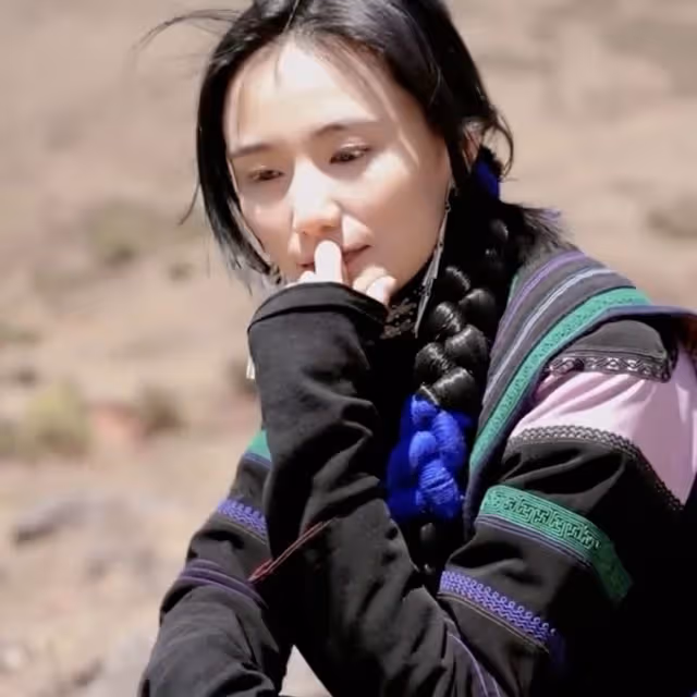 李亞鵬小19歲嬌妻帶娃回老家，錄視頻語帶哭腔，老公杭州獨自採風