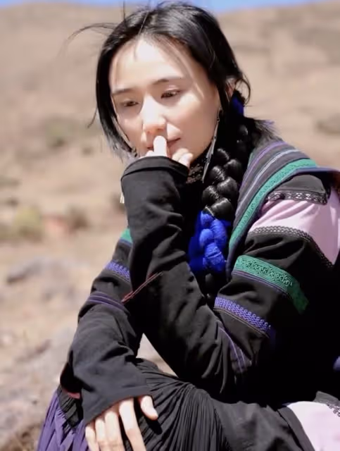 李亞鵬小19歲嬌妻帶娃回老家,錄視頻語帶哭腔,老公杭州獨自採風