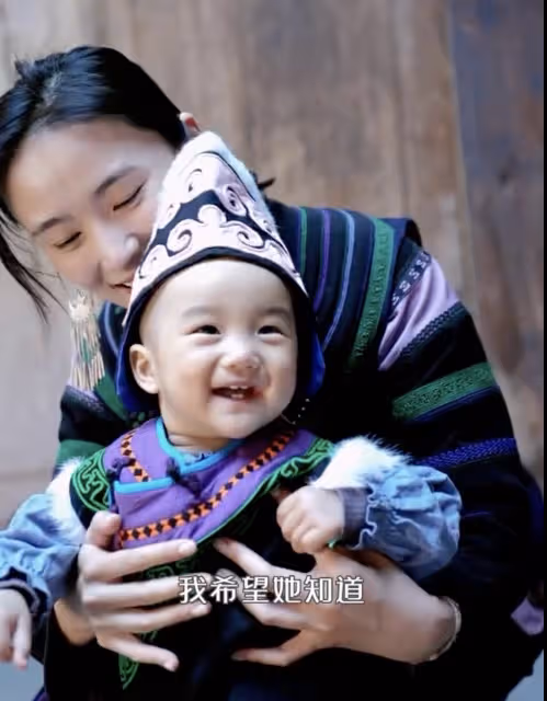 李亞鵬小19歲嬌妻帶娃回老家,錄視頻語帶哭腔,老公杭州獨自採風