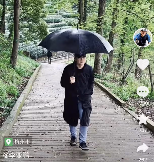 李亞鵬小19歲嬌妻帶娃回老家,錄視頻語帶哭腔,老公杭州獨自採風