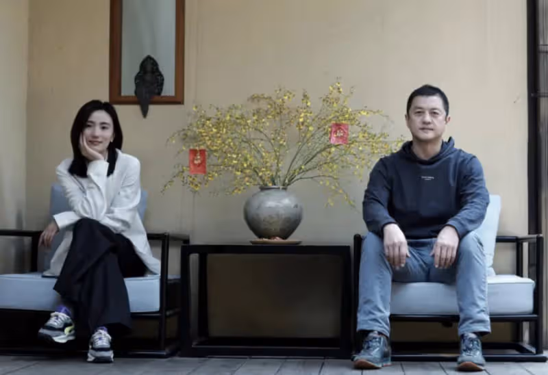 李亞鵬小19歲嬌妻帶娃回老家,錄視頻語帶哭腔,老公杭州獨自採風