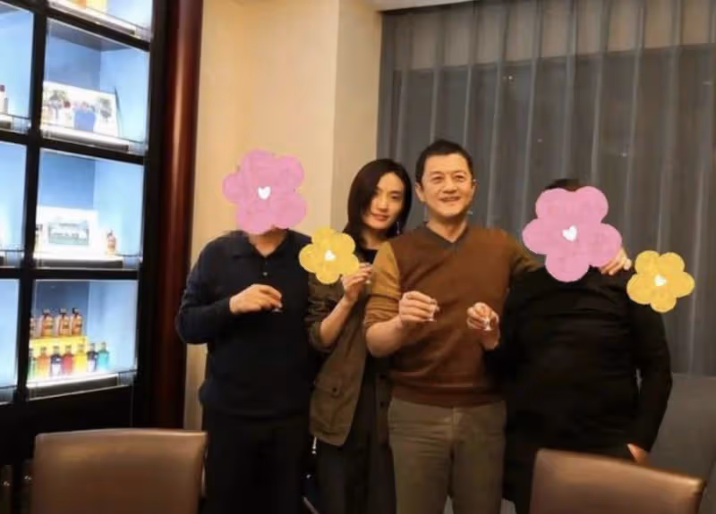 李亞鵬小19歲嬌妻帶娃回老家,錄視頻語帶哭腔,老公杭州獨自採風