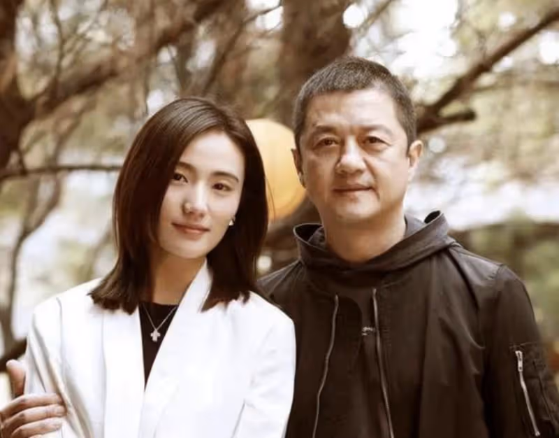 李亞鵬小19歲嬌妻帶娃回老家，錄視頻語帶哭腔，老公杭州獨自採風