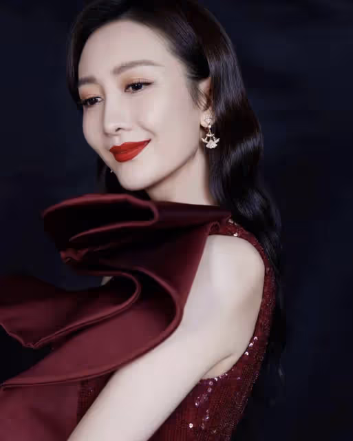 曝輕熟風女星隱婚出道裝單身，熱衷搞劇組夫妻，多人躺槍真假難辨