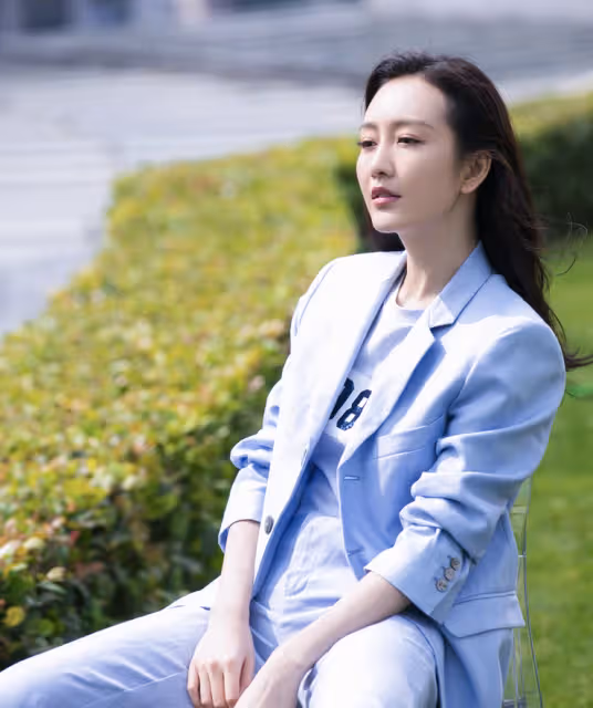 曝輕熟風女星隱婚出道裝單身，熱衷搞劇組夫妻，多人躺槍真假難辨