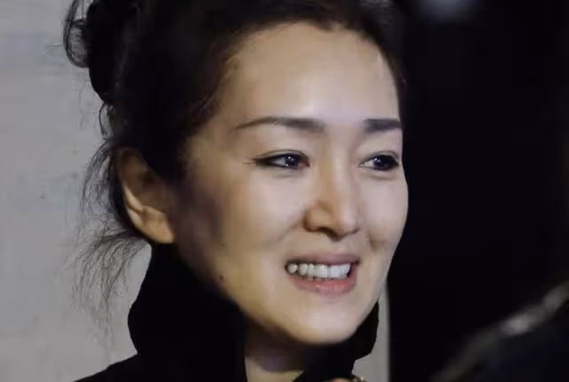57歲鞏俐美出強大!生圖皮膚緊緻無瑕疵,中法晚宴上自稱中國人