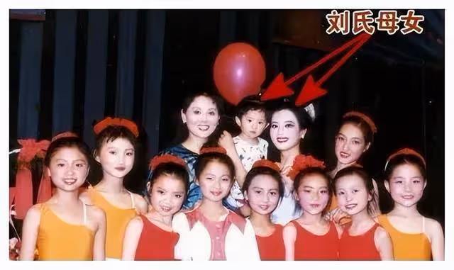 劉亦菲母親劉曉莉:傲人身材,比女兒還美,至今單身