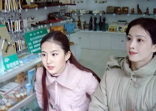 劉亦菲母親劉曉莉:傲人身材,比女兒還美,至今單身