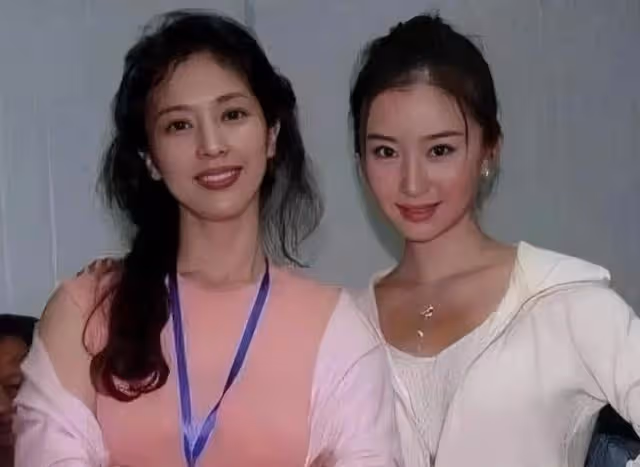 劉亦菲母親劉曉莉:傲人身材,比女兒還美,至今單身