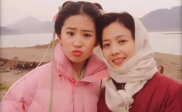 劉亦菲母親劉曉莉:傲人身材,比女兒還美,至今單身