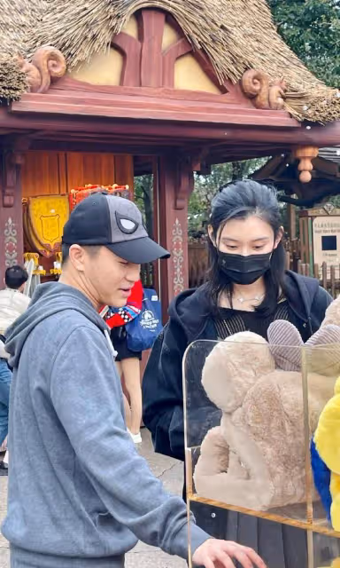何猷君奚夢瑤迪士尼被偶遇,妹妹何超欣同游,與嫂子相處如親姐妹