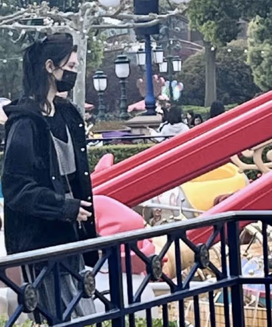 何猷君奚夢瑤迪士尼被偶遇,妹妹何超欣同游,與嫂子相處如親姐妹