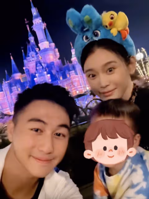 何猷君奚夢瑤迪士尼被偶遇，妹妹何超欣同游，與嫂子相處如親姐妹