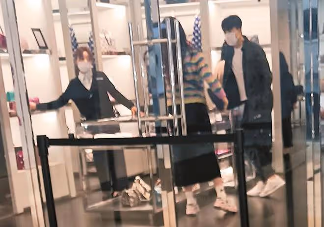 馬國明帶小13歲女友到奢侈品店血拚!自己衣服卻穿到爛,還不扔掉