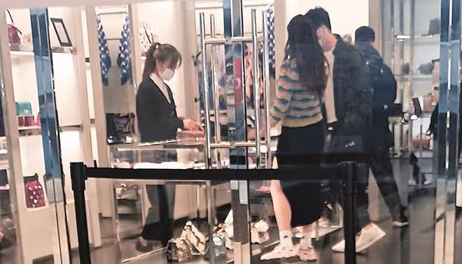 馬國明帶小13歲女友到奢侈品店血拚!自己衣服卻穿到爛,還不扔掉
