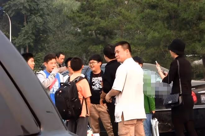 蔣雯麗家庭合照罕曝光,兒子又高又帥心情好,不受媽媽非議影響