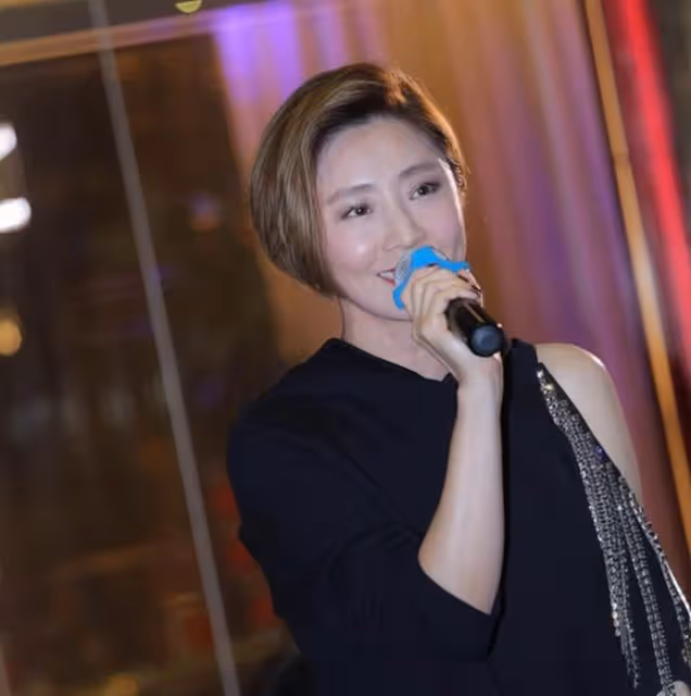 香港女星顏值抗打,開減肥公司身家3億,為討富商歡心給對方洗腳