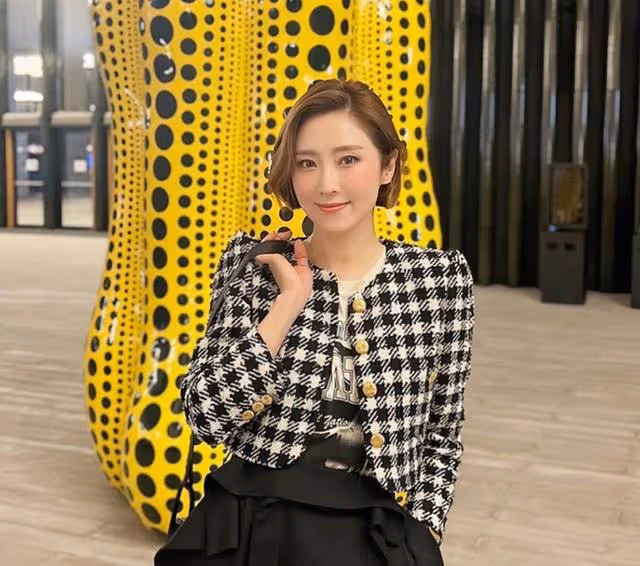 香港女星顏值抗打,開減肥公司身家3億,為討富商歡心給對方洗腳