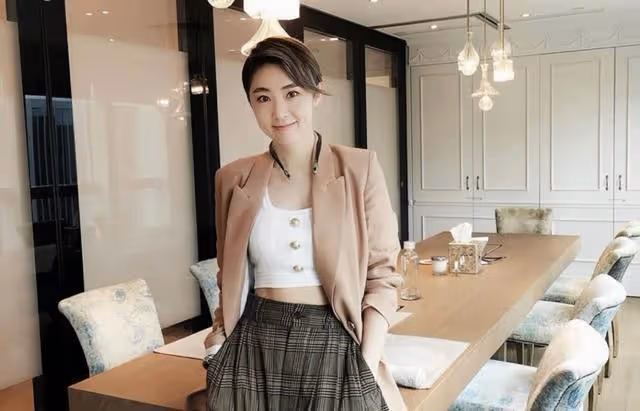 香港女星顏值抗打,開減肥公司身家3億,為討富商歡心給對方洗腳