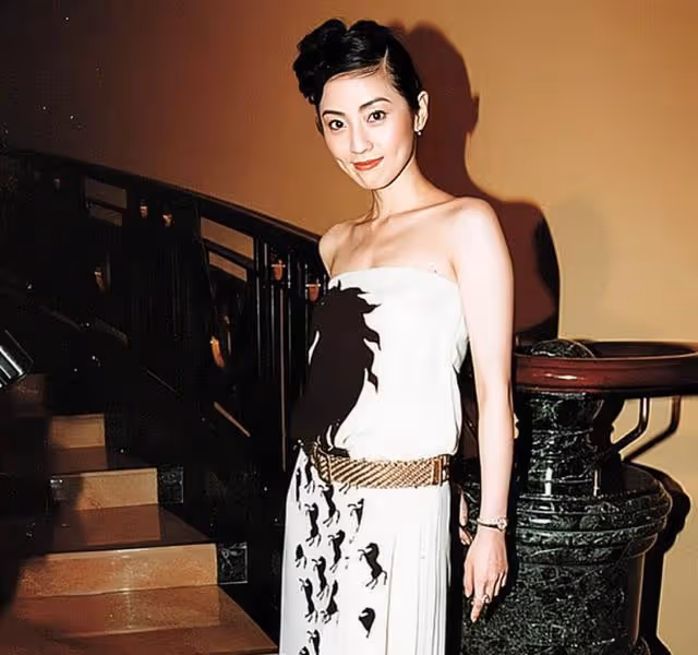 香港女星顏值抗打,開減肥公司身家3億,為討富商歡心給對方洗腳