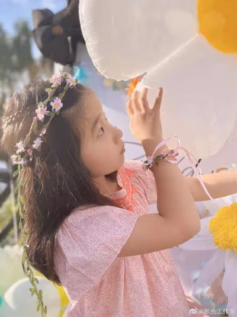 張亮一家三口溫馨出行，寇靜素顏黑眼圈重，7歲Zoe可愛五官似天天