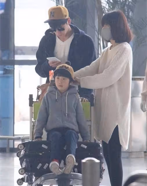 張亮一家三口溫馨出行，寇靜素顏黑眼圈重，7歲Zoe可愛五官似天天