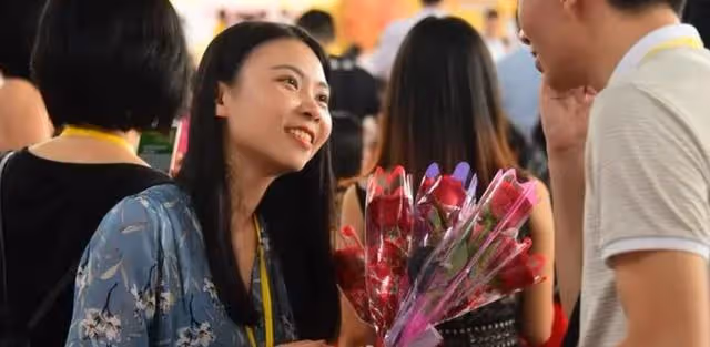 故事:扶弟魔被老公送回娘家,弟弟:姐你回去,我這沒房間收留你