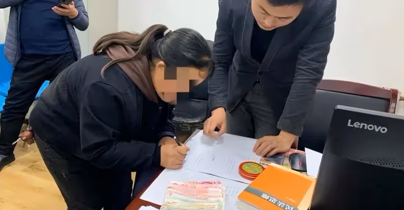 8萬積蓄被妻子拿去幫岳父還債，丈夫果斷離婚：不當冤大頭