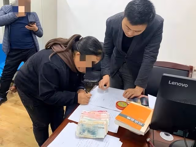 8萬積蓄被妻子拿去幫岳父還債，丈夫果斷離婚：不當冤大頭