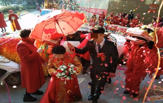 8萬積蓄被妻子拿去幫岳父還債,丈夫果斷離婚:不當冤大頭