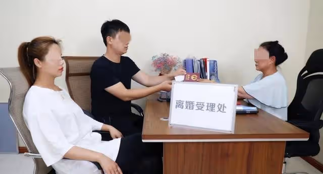 8萬積蓄被妻子拿去幫岳父還債,丈夫果斷離婚:不當冤大頭