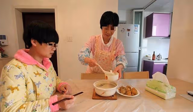 每月7千請保姆,攝像頭裡看見的一幕,我決定給她加薪200