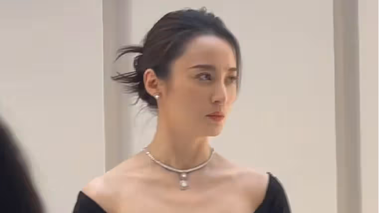 47歲蔣勤勤出席活動，生圖下皮膚白皙顏值養眼，排骨胸身材超搶鏡