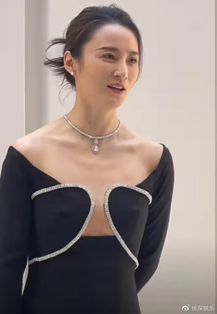 47歲蔣勤勤出席活動,生圖下皮膚白皙顏值養眼,排骨胸身材超搶鏡