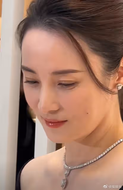 47歲蔣勤勤出席活動,生圖下皮膚白皙顏值養眼,排骨胸身材超搶鏡