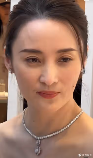 47歲蔣勤勤出席活動,生圖下皮膚白皙顏值養眼,排骨胸身材超搶鏡